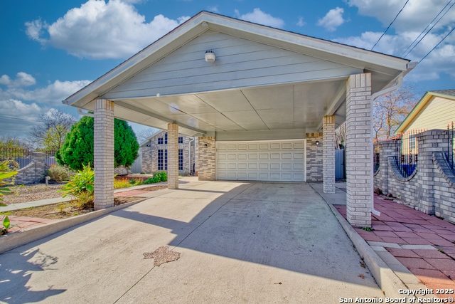 Listing photo id 1 for 2431 Holly Hill