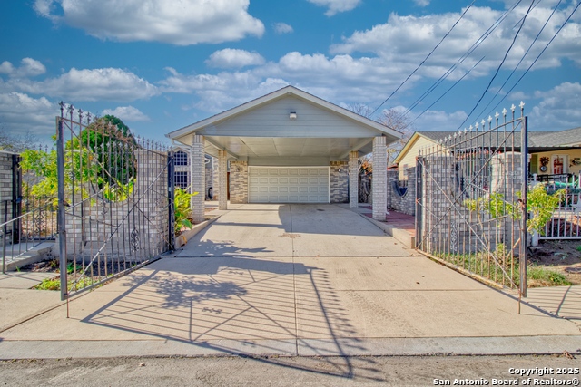 Listing photo id 2 for 2431 Holly Hill