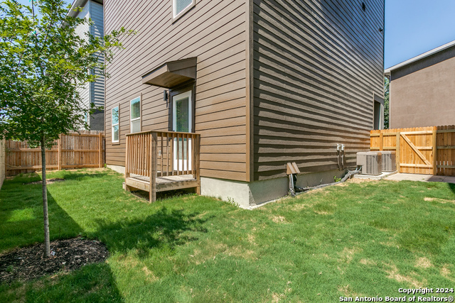 Image 26 of 30 For 1618 Lawndale Dr #6 W