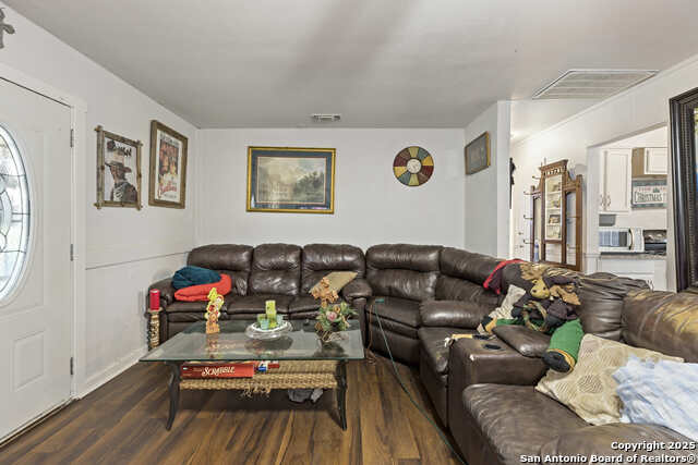 Listing photo id 5 for 3202 Annarose Ln