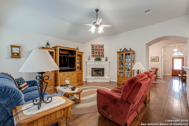 Listing photo id 15 for 9510 Tioga Cv