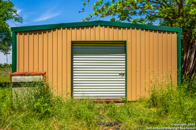 Listing photo id 8 for 8263 Huber Rd