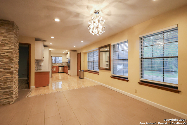 Listing photo id 2 for 19739 Encino Way