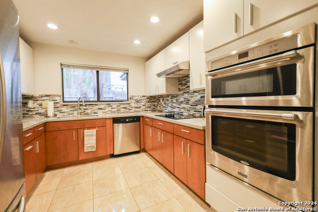 Listing photo id 4 for 19739 Encino Way