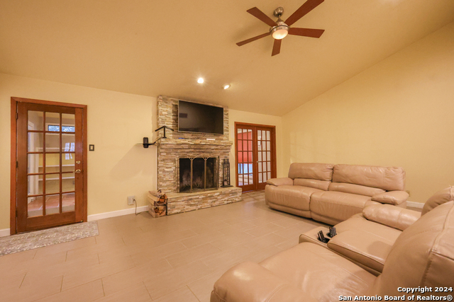 Listing photo id 7 for 19739 Encino Way