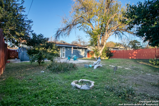 Listing photo id 12 for 814 Weizmann St