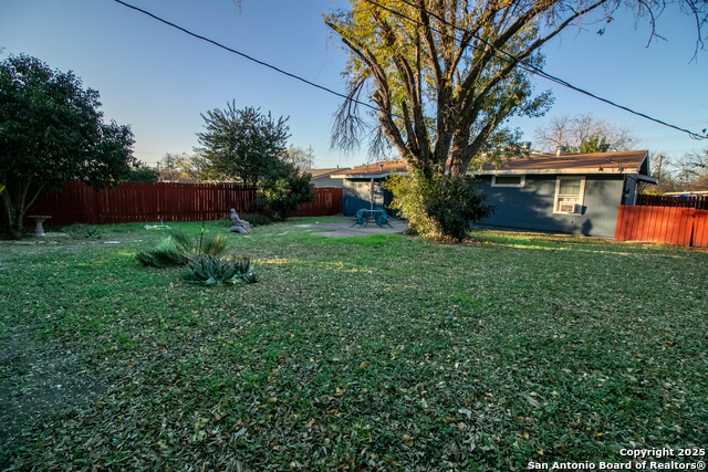 Listing photo id 14 for 814 Weizmann St