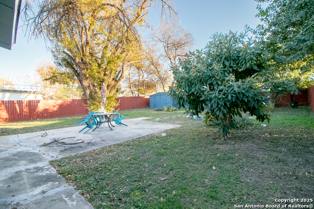 Listing photo id 16 for 814 Weizmann St