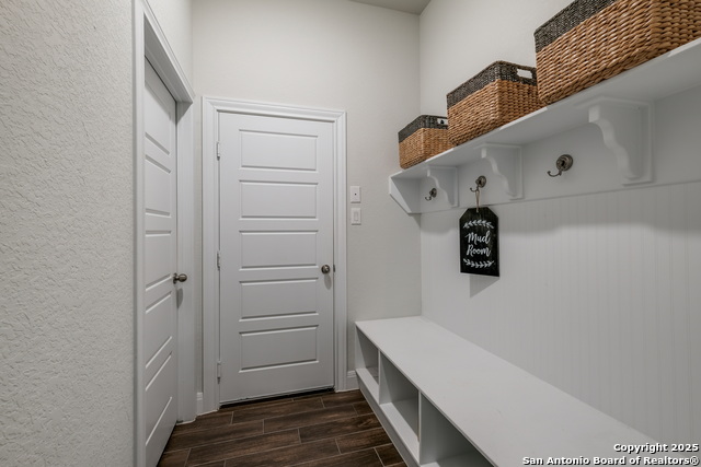 Listing photo id 25 for 1123 Midnight Dr