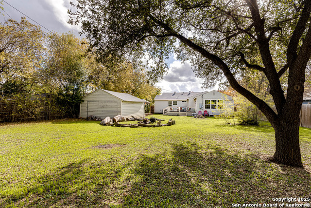 Listing photo id 24 for 411 Senisa Dr