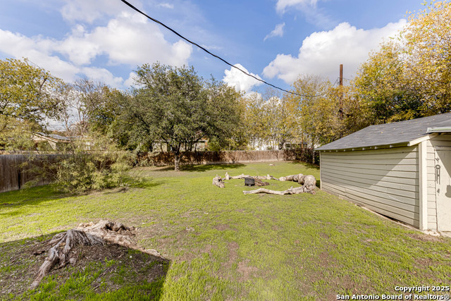 Listing photo id 27 for 411 Senisa Dr