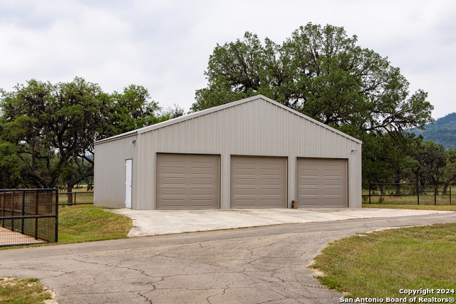 Listing photo id 12 for 28181 Fm 470