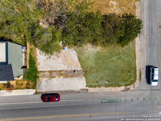 Listing photo id 1 for 727 Iowa St  