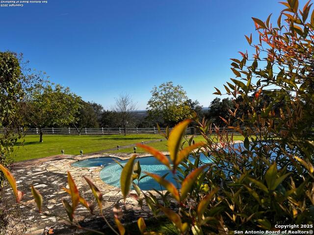 Listing photo id 4 for 205 Crabapple Rd