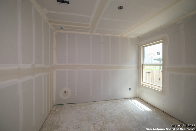 Listing photo id 7 for 15411 Jake Crossing