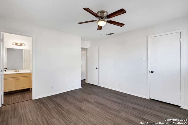 Listing photo id 16 for 5706 Woodgreen