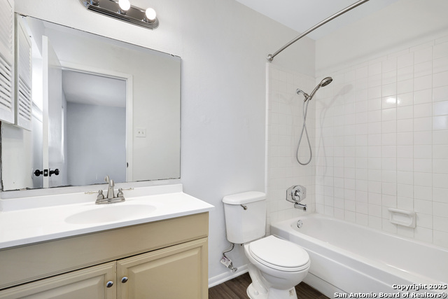 Listing photo id 17 for 5706 Woodgreen