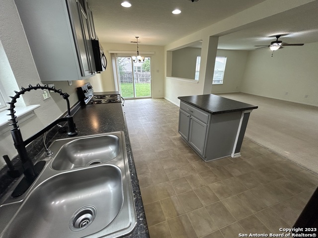 Listing photo id 11 for 8427 Brazos Point