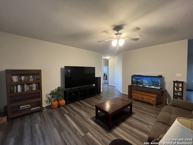 Listing photo id 2 for 4823 Cambridge Park