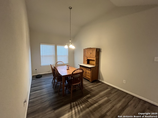 Listing photo id 4 for 4823 Cambridge Park