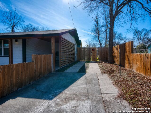 Listing photo id 2 for 309 Oertli Ln