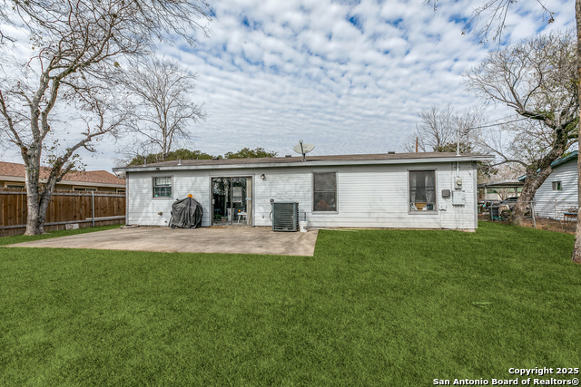 Listing photo id 30 for 4122 Tamarak Dr