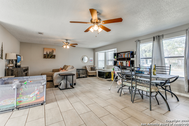 Listing photo id 5 for 4122 Tamarak Dr