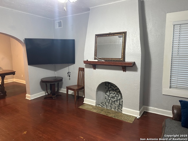 Listing photo id 2 for 1547 Agarita Ave W