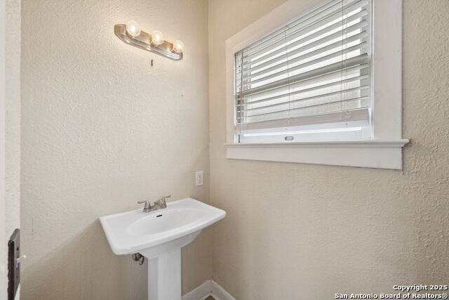 Image 17 of 23 For 707 Pine St N