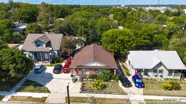 Listing photo id 9 for 1411 Summit Ave W
