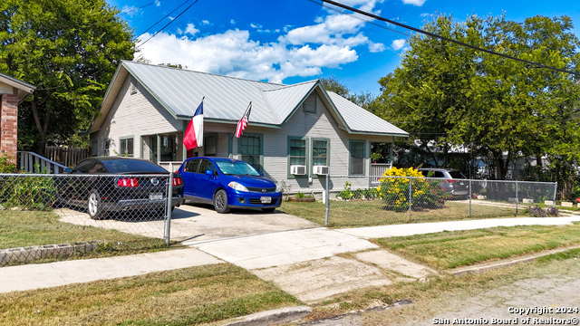 Listing photo id 0 for 1411 Summit Ave W