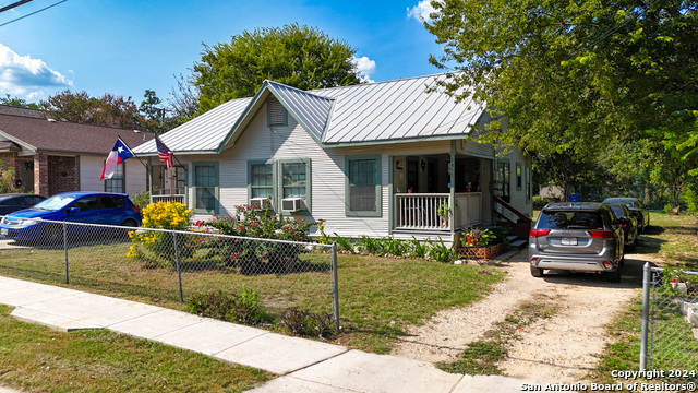 Listing photo id 1 for 1411 Summit Ave W