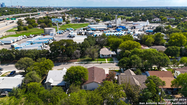 Listing photo id 3 for 1411 Summit Ave W