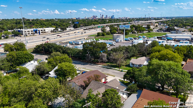 Listing photo id 4 for 1411 Summit Ave W