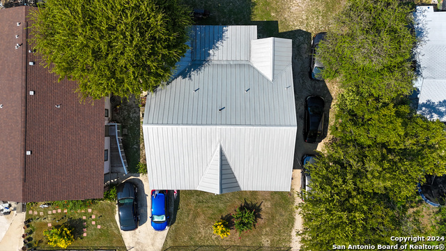 Listing photo id 7 for 1411 Summit Ave W