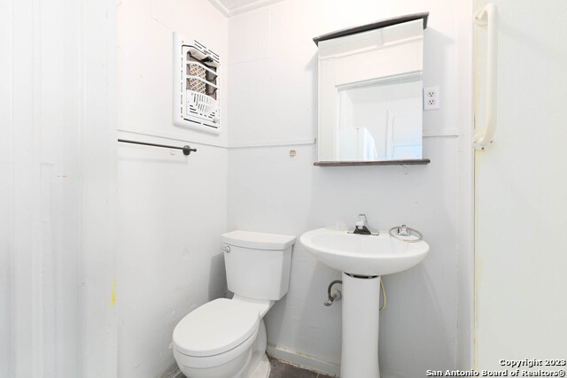 Listing photo id 8 for 822 Carson St E 7