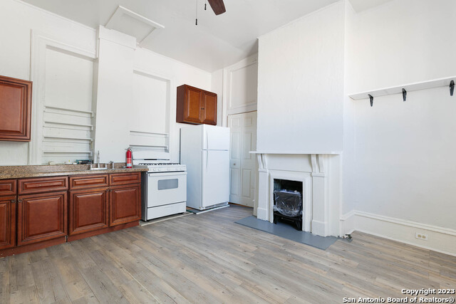 Listing photo id 6 for 822 Carson St E 7