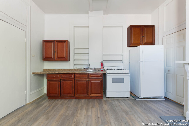 Listing photo id 7 for 822 Carson St E 7