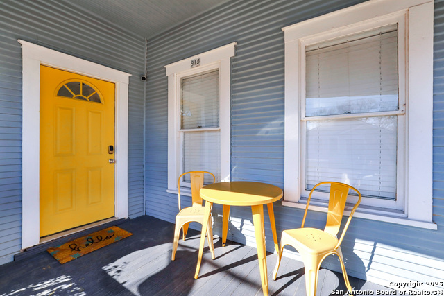 Image 4 of 13 For 915 Florida St