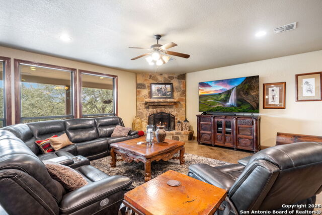 Listing photo id 9 for 190 Saddle Ridge