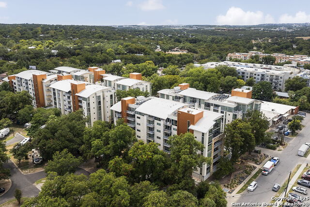 Listing photo id 30 for 1600 Barton Springs Rd  5204