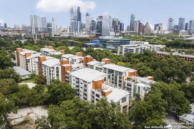 Listing photo id 32 for 1600 Barton Springs Rd  5204