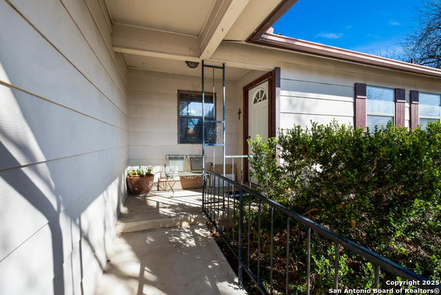 Listing photo id 2 for 11194 Tarde Ave