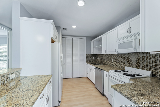 Listing photo id 5 for 7711 Broadway  20b