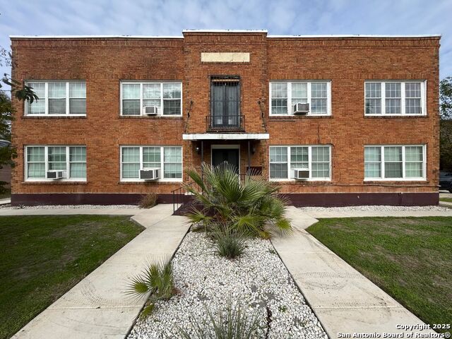 Listing photo id 8 for 1409 Woodlawn Ave W