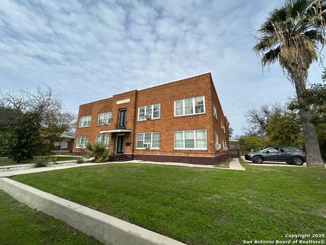 Listing photo id 0 for 1409 Woodlawn Ave W