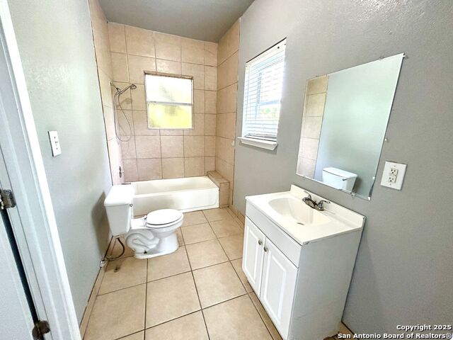 Listing photo id 23 for 1409 Woodlawn Ave W