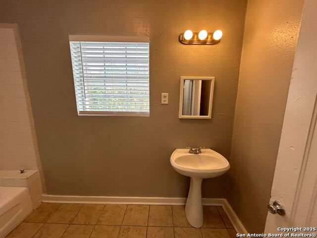 Listing photo id 32 for 1409 Woodlawn Ave W