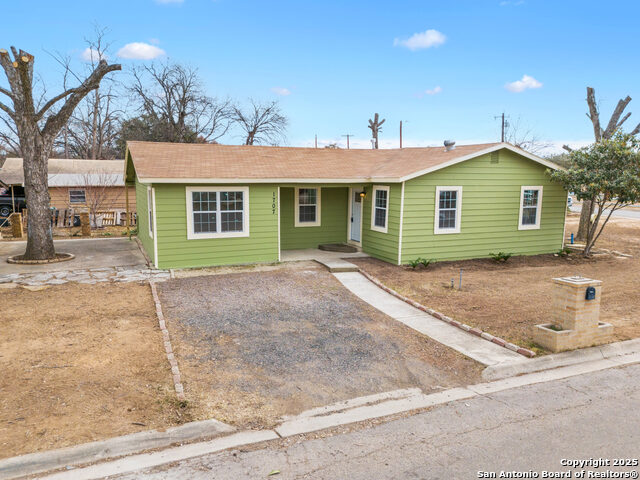 Details for 1707 Avenue U, Hondo, TX 78861