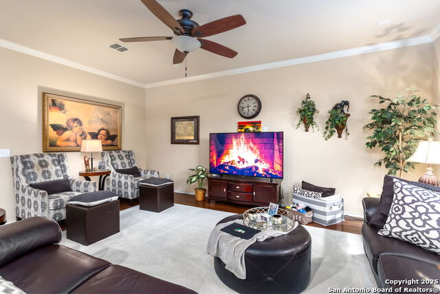 Listing photo id 6 for 10431 Rosewood Crk